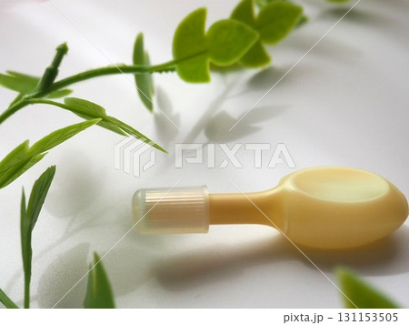 注入軟膏とフェイクグリーンのアップ写真（横から） 131153505