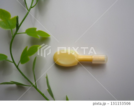 注入軟膏とフェイクグリーンの俯瞰写真（右向き） 131153506