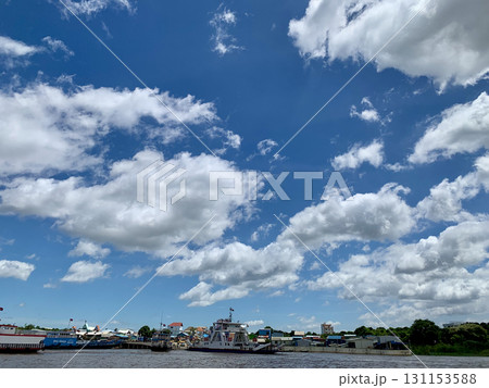カンボジア・プノンペンのフェリー乗り場を船上から撮影した水上交通のある都市風景 カンボジア・プノンペンのフェリー乗り場を船上から撮影した水上交通のある都市風景 131153588