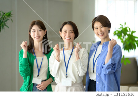 オフィスで並んでガッツポーズをする日本人女性 131153616