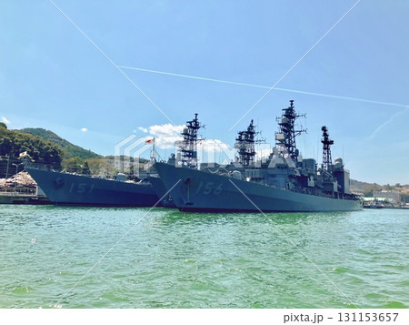 舞鶴港に停泊する海上自衛隊の艦船 131153657