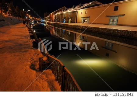 冬の北海道小樽市　夜の小樽運河と遊歩道 131153842