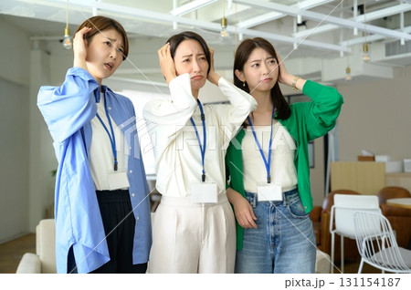 オフィスで並んで怒る日本人女性 131154187