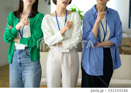 オフィスで並んで怒る日本人女性 131154188
