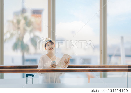 旅行に出かける女性 旅行に出かける女性 131154190