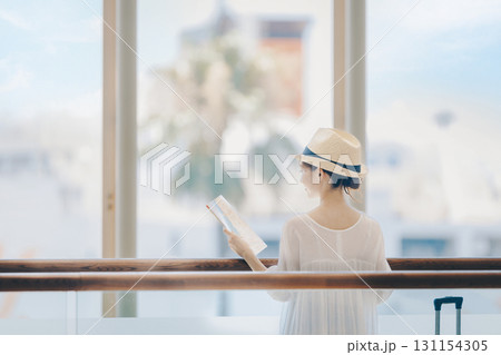 旅行に出かける女性 旅行に出かける女性 131154305