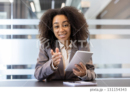 A smiling young African American woman in a...の写真素材 [131154343] - PIXTA