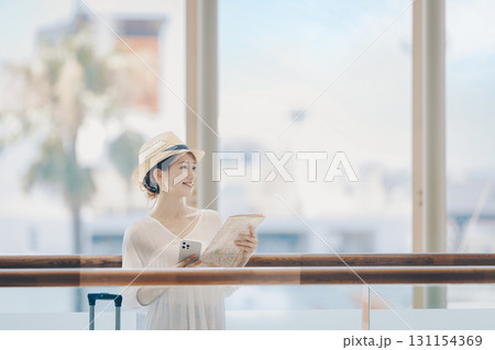 旅行に出かける女性 131154369