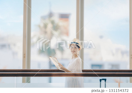 旅行に出かける女性 131154372