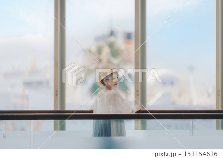 旅行に出かける女性 131154616