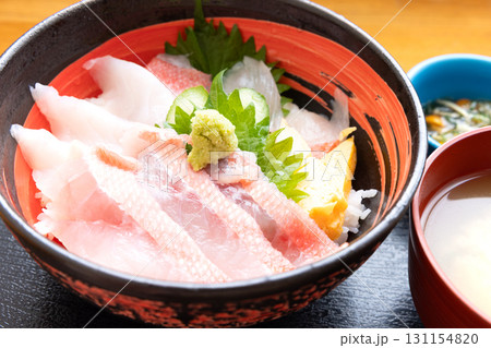伊豆名物のおいしい三色金目鯛丼定食 伊豆名物のおいしい三色金目鯛丼定食 131154820