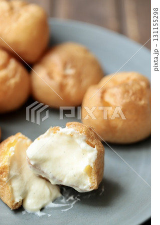 柔らかい皮のクリームたっぷりプチシュークリームの断面 131155298