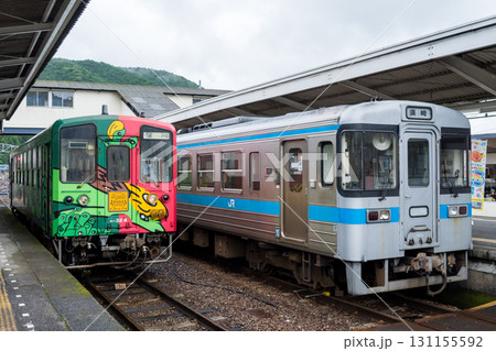 【窪川駅】駅に停車中の土讃線と予土線の普通列車 【窪川駅】駅に停車中の土讃線と予土線の普通列車 131155592