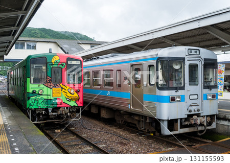 【窪川駅】駅に停車中の土讃線と予土線の普通列車 【窪川駅】駅に停車中の土讃線と予土線の普通列車 131155593