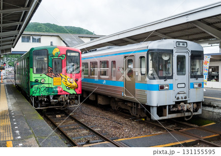【窪川駅】駅に停車中の土讃線と予土線の普通列車 131155595