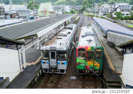 【窪川駅】駅に停車中の土讃線と予土線の普通列車 【窪川駅】駅に停車中の土讃線と予土線の普通列車 131155597