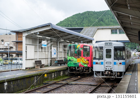 【窪川駅】駅に停車中の土讃線と予土線の普通列車 【窪川駅】駅に停車中の土讃線と予土線の普通列車 131155601
