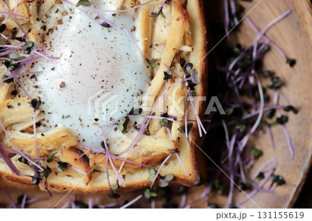 サラダチキンを土手にしたアレンジトースト 131155619