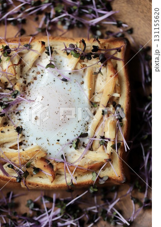 サラダチキンを土手にしたアレンジトースト 131155620