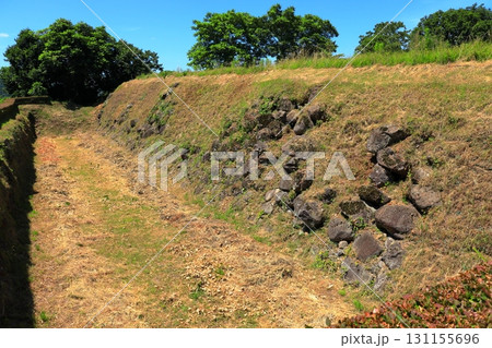 石垣と堀が残る青空の九戸城跡 《岩手》 石垣と堀が残る青空の九戸城跡 《岩手》 131155696