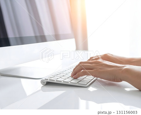 日差しの中でリモートワークに取り組む様子 131156003