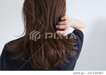 髪の毛を触る女性 ヘアケア 髪の毛を触る女性 ヘアケア 131156367
