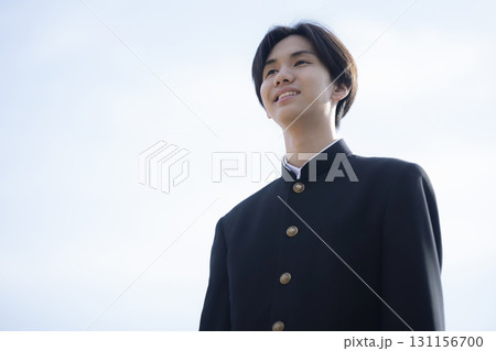 空を見上げる男子高校生 131156700