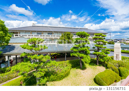 奈良県斑鳩町 斑鳩町役場庁舎と正面の庭 奈良県斑鳩町 斑鳩町役場庁舎と正面の庭 131156731