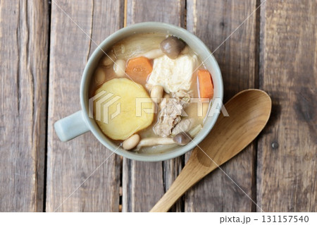 スープカップに入れたサツマイモの具沢山な豚汁 131157540