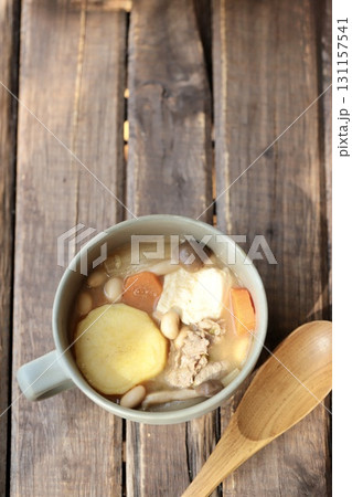 スープカップに入れたサツマイモの具沢山な豚汁 131157541