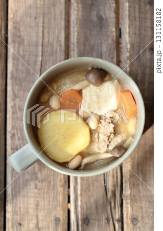 スープカップに入れたサツマイモの具沢山な豚汁 131158182