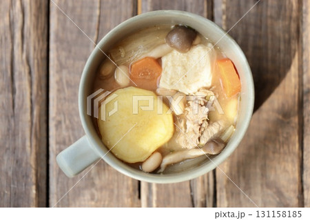 スープカップに入れたサツマイモの具沢山な豚汁 131158185