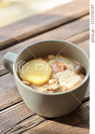 スープカップに入れたサツマイモの具沢山な豚汁 131158187