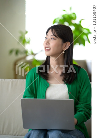 オフィスカジュアルでパソコンを操作する日本人女性 オフィスカジュアルでパソコンを操作する日本人女性 131159407