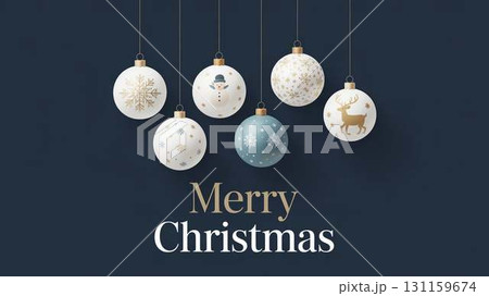 白と金のオーナメントが並ぶシンプルで上品なクリスマスイラスト 131159674