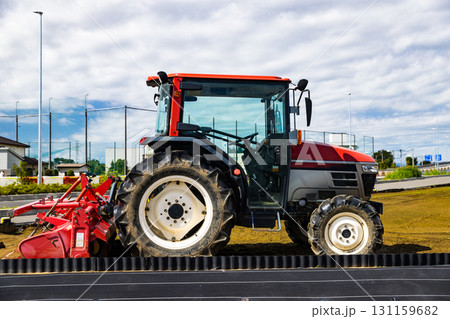 作業機付きトラクター 131159682