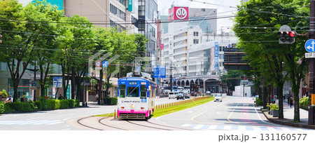路面電車 が 熊本市街 を走っている 【 熊本市街 の イメージ 】 路面電車 が 熊本市街 を走っている 【 熊本市街 の イメージ 】 131160577