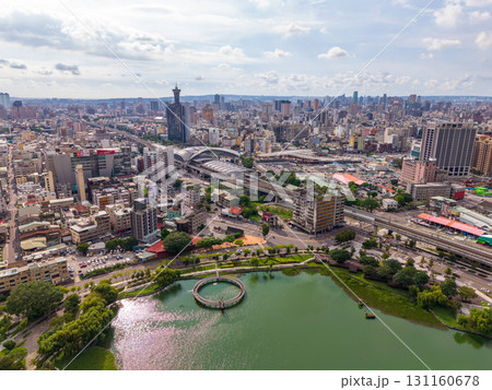 台中駅と周辺市街地と帝国製糖廠台中と星泉湖公園の空撮。台中市、台湾 台中駅と周辺市街地と帝国製糖廠台中と星泉湖公園の空撮。台中市、台湾 131160678