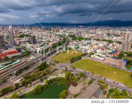 台中市東区の市街地と高架鉄道の空撮。台中市、台湾 台中市東区の市街地と高架鉄道の空撮。台中市、台湾 131160680