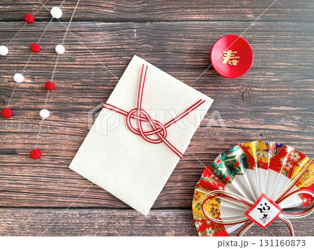 木目背景のお正月イメージ 131160873