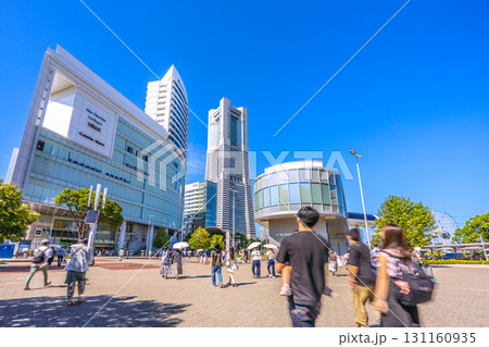 日本の横浜都市景観　桜木町駅前広場や横浜ランドマークタワー、…エアキャビンの桜木町駅などを望む 131160935