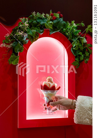 白いちごと赤いちごの贅沢パフェ 131161091