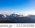 青空の下に漂う雲海と八甲田の山並み 131161096