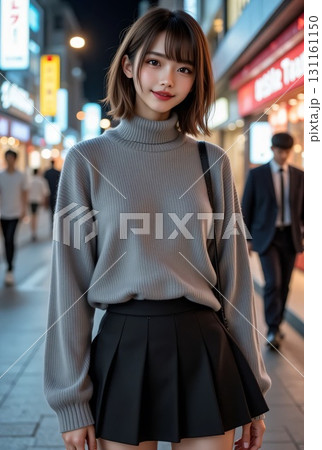 夜の繁華街を歩くニットにミニスカートの女性 131161150