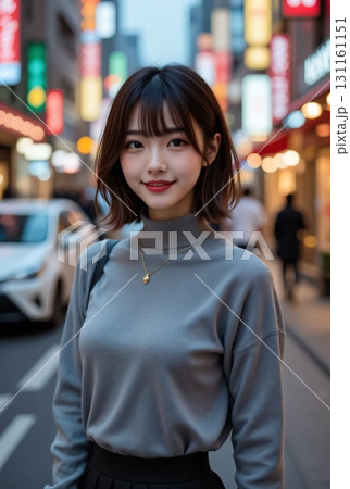 夕方の繁華街を歩くニットにミニスカートの女性 131161151