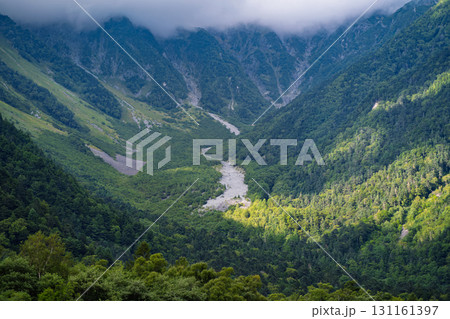 穂高岳の中腹のアップ（長野県上高地）	 131161397