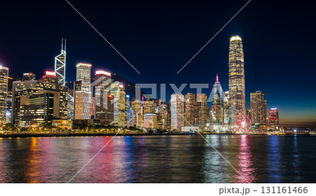 香港　夜のビクトリアハーバー　金融中枢の中環エリア 131161466
