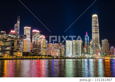 香港　夜のビクトリアハーバー　金融中枢の中環エリア 131161467