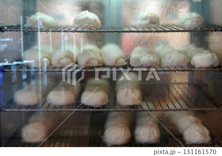 Shop's steamed buns In the glass food warming cabinet, there are water droplets and hot steam inside. 131161570
