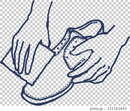 革靴をクロスで磨いている線画のイラスト 131161643